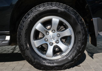 Подержанный автомобиль Toyota Land Cruiser Prado 2006 года (20 фото)