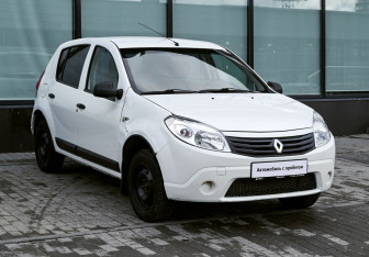 Подержанный автомобиль Renault Sandero 2011 года (7 фото)