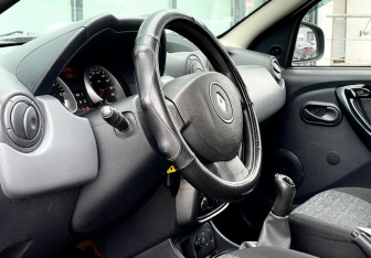 Подержанный автомобиль Renault Duster 2013 года (9 фото)