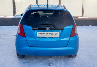 Подержанный автомобиль Honda Fit 2008 года (4 фото)