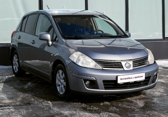 Подержанный автомобиль Nissan Tiida Hatchback 2008 года (7 фото)