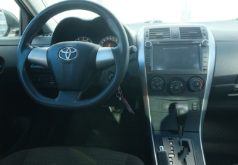 Подержанный автомобиль Toyota Corolla Sedan 2012 года (9 фото)