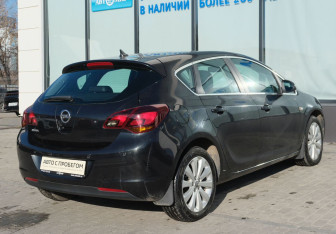 Подержанный автомобиль Opel Astra Hatchback 2011 года (5 фото)
