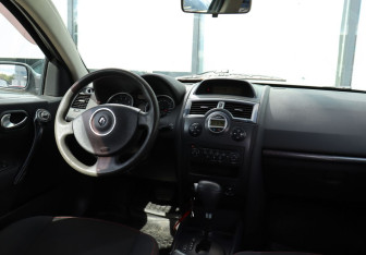 Подержанный автомобиль Renault Megane Sedan 2007 года (19 фото)