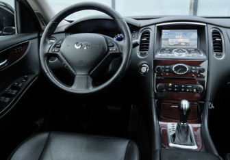 Подержанный автомобиль Infiniti QX50 2017 года (10 фото)