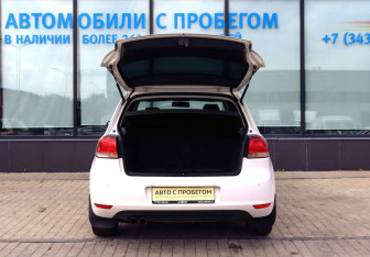 Подержанный автомобиль Volkswagen Golf Hatchback 2012 года (19 фото)
