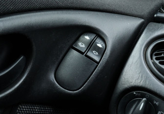 Подержанный автомобиль Ford Focus Sedan 2003 года (11 фото)