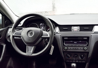 Подержанный автомобиль Skoda Rapid Liftback 2014 года (18 фото)
