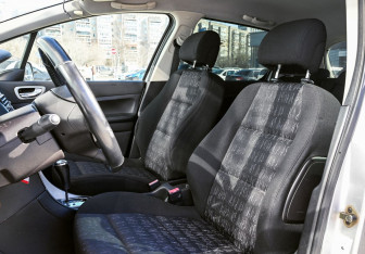 Подержанный автомобиль Peugeot 307 Hatchback 2001 года (14 фото)