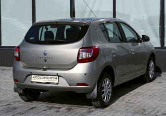 Подержанный автомобиль Renault Sandero 2018 года (5 фото)