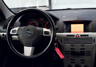 Подержанный автомобиль Opel Astra Sedan 2008 года (19 фото)