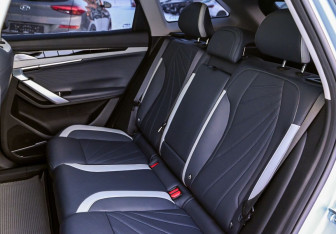 Подержанный автомобиль Geely Atlas 2024 года (19 фото)