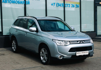 Подержанный автомобиль Mitsubishi Outlander 2012 года (7 фото)