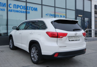 Подержанный автомобиль Toyota Highlander 2014 года (3 фото)