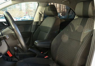 Подержанный автомобиль Skoda Rapid Liftback 2016 года (18 фото)