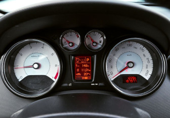 Подержанный автомобиль Peugeot 408 2016 года (9 фото)