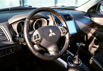 Подержанный автомобиль Mitsubishi ASX 2010 года (15 фото)