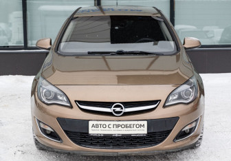 Подержанный автомобиль Opel Astra Sedan 2012 года (8 фото)