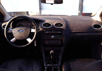 Подержанный автомобиль Ford Focus Sedan 2006 года (17 фото)