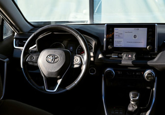Подержанный автомобиль Toyota RAV4 2021 года (18 фото)