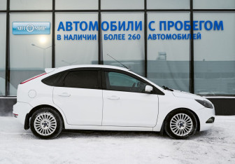 Подержанный автомобиль Ford Focus Hatchback 2008 года (6 фото)