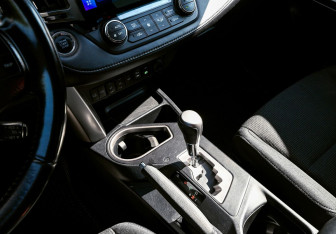 Подержанный автомобиль Toyota RAV4 2017 года (9 фото)