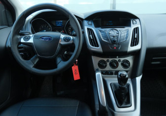 Подержанный автомобиль Ford Focus Hatchback 2012 года (10 фото)