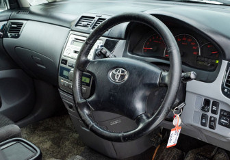 Подержанный автомобиль Toyota Ipsum 2002 года (9 фото)