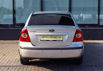 Подержанный автомобиль Ford Focus Sedan 2006 года (4 фото)