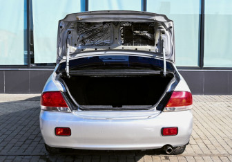 Подержанный автомобиль Mitsubishi Lancer Sedan 2004 года (17 фото)