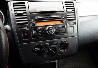 Подержанный автомобиль Nissan Tiida Hatchback 2011 года (14 фото)