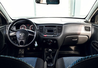 Подержанный автомобиль Kia Rio Sedan 2010 года (16 фото)