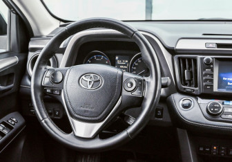 Подержанный автомобиль Toyota RAV4 2018 года (11 фото)