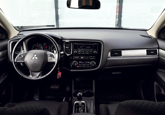 Подержанный автомобиль Mitsubishi Outlander 2013 года (18 фото)