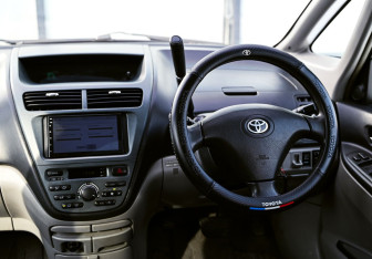 Подержанный автомобиль Toyota Opa 2001 года (17 фото)