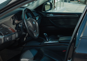 Подержанный автомобиль BMW X6 2013 года (9 фото)