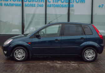Подержанный автомобиль Ford Fiesta Hatchback 2003 года (2 фото)