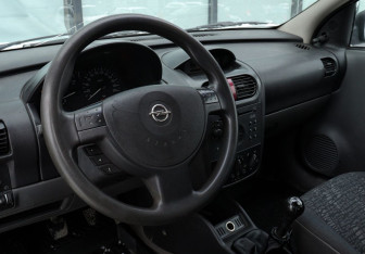 Подержанный автомобиль Opel Corsa 2000 года (9 фото)