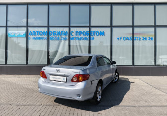 Подержанный автомобиль Toyota Corolla Sedan 2008 года (5 фото)