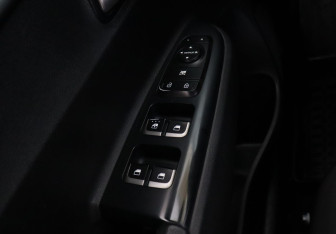 Подержанный автомобиль Kia Rio Hatchback 2017 года (14 фото)