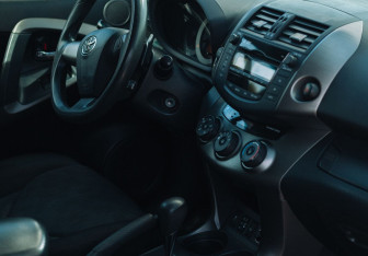 Подержанный автомобиль Toyota RAV4 2011 года (12 фото)