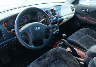 Подержанный автомобиль Hyundai Sonata 2006 года (9 фото)