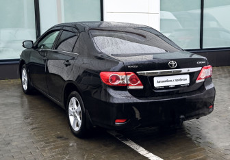 Подержанный автомобиль Toyota Corolla Sedan 2010 года (3 фото)
