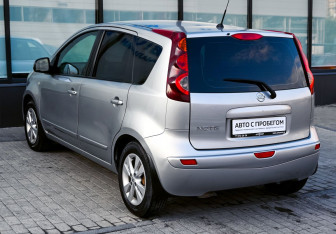 Подержанный автомобиль Nissan Note 2012 года (3 фото)