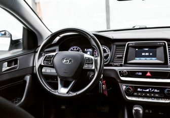 Подержанный автомобиль Hyundai Sonata 2017 года (20 фото)