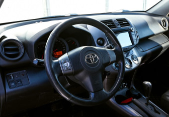 Подержанный автомобиль Toyota RAV4 2007 года (10 фото)