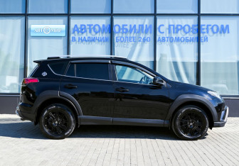 Подержанный автомобиль Toyota RAV4 2017 года (6 фото)