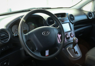Подержанный автомобиль Kia Carens 2007 года (9 фото)