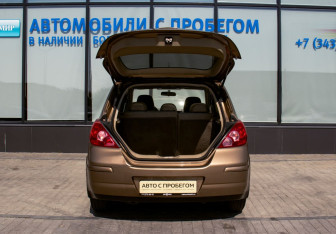 Подержанный автомобиль Nissan Tiida Hatchback 2007 года (20 фото)