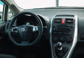 Подержанный автомобиль Toyota Auris Hatchback 2012 года (10 фото)